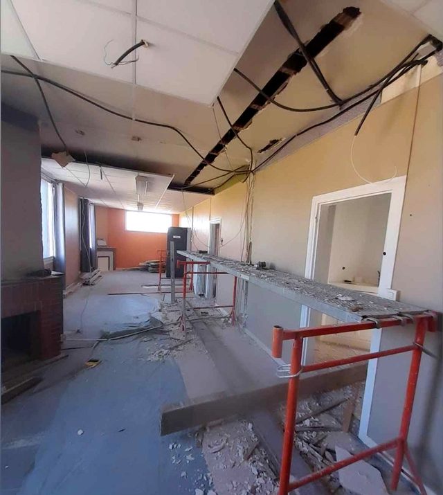 Avant travaux : l’étage en cours de démolition.