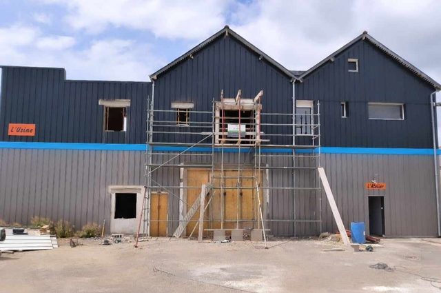 Pendant les travaux : échafaudage et percements en façade.