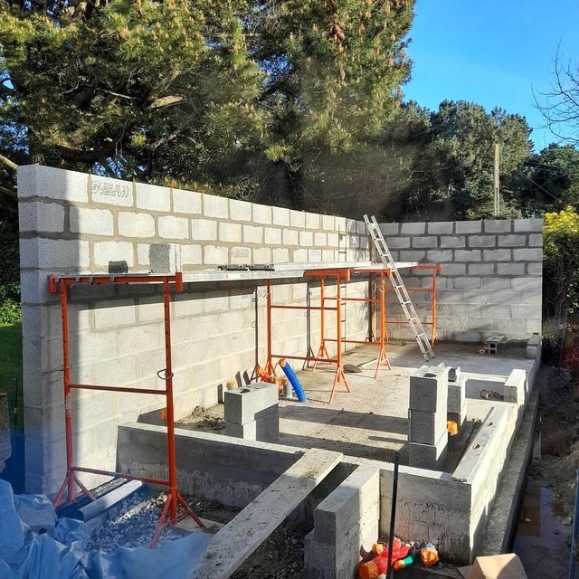 Montage du mur en parpaing en limite de propriété.