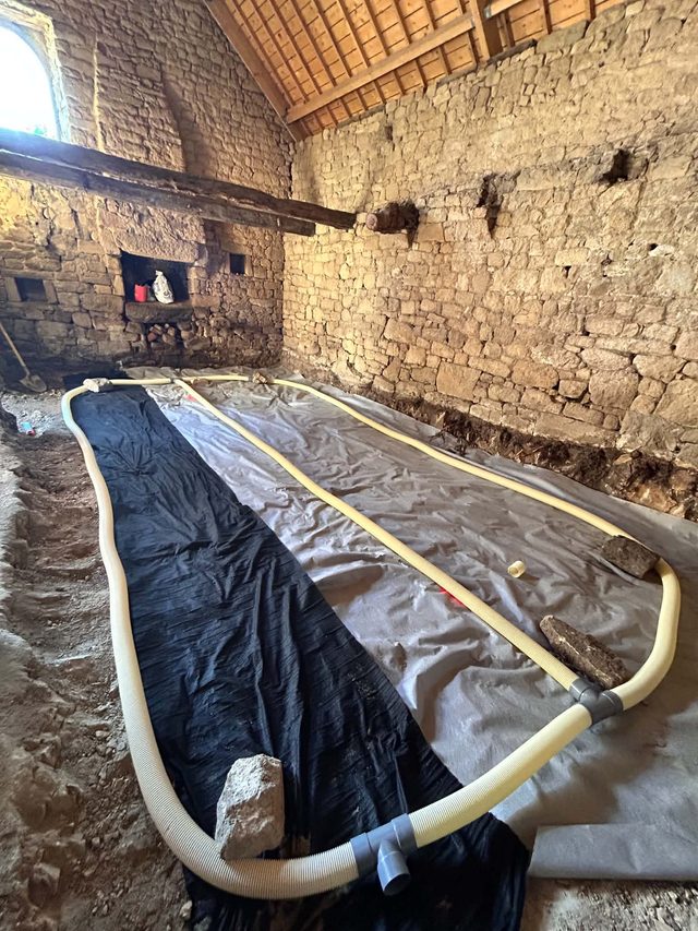 Mise en place du drain de ventilation, qui fait circuler l’air pour évacuer l’humidité et le radon présent dans notre région.