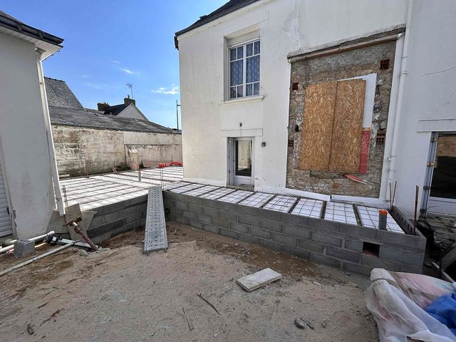 Soubassement en parpaing monté et ferraillage du plancher de l’extension.