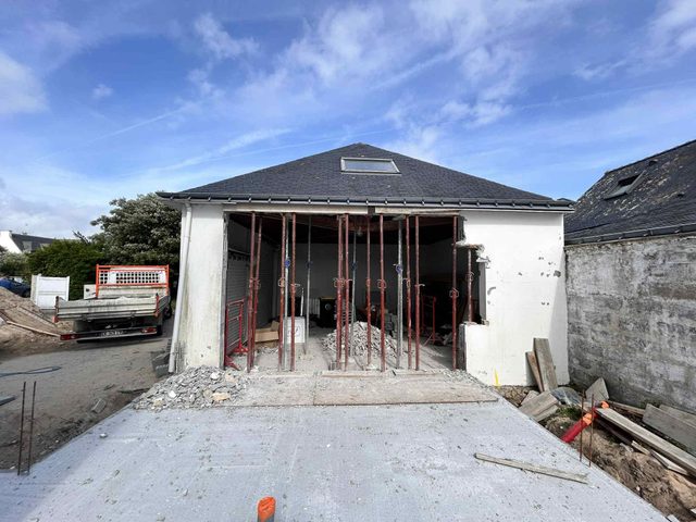 Façade du garage ouverte sur toute sa largeur, étaiement en place.