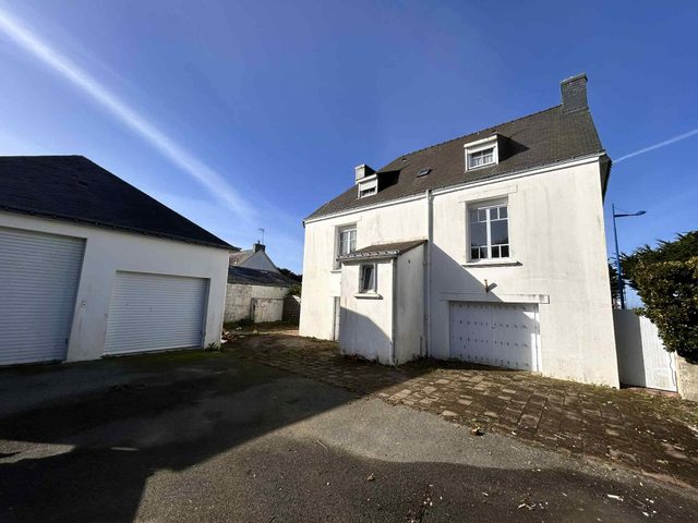 Avant travaux : la maison et le garage, séparés par la cour.