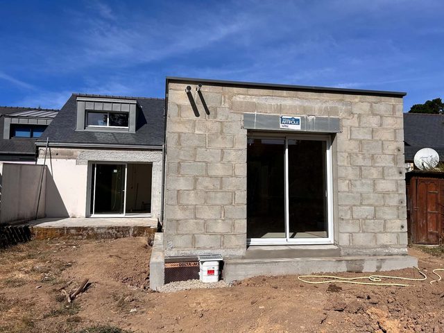 Extension de 30 m² sur plancher poutrelles-hourdis polystyrène, percement de 4,40 m vers l’existant et baie de 2,40 m.