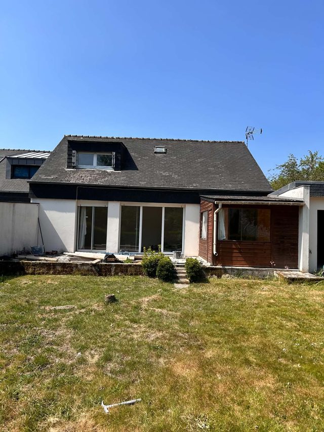 Avant travaux : la façade arrière de la maison, côté jardin.