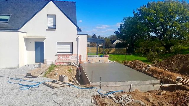 Dalle poutrelle-hourdis en béton coulée.