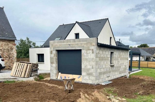 Le garage en parpaing, avant enduit.