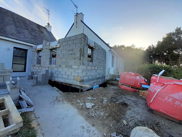 Vue de côté : la chambre déborde de 20 cm au-dessus du sous-sol.
