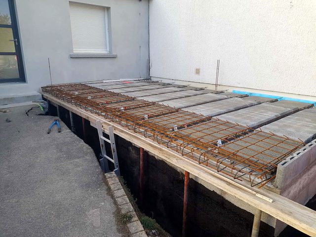 Coffrage étayé et ferraillage du porte-à-faux de 20 cm, côté allée.