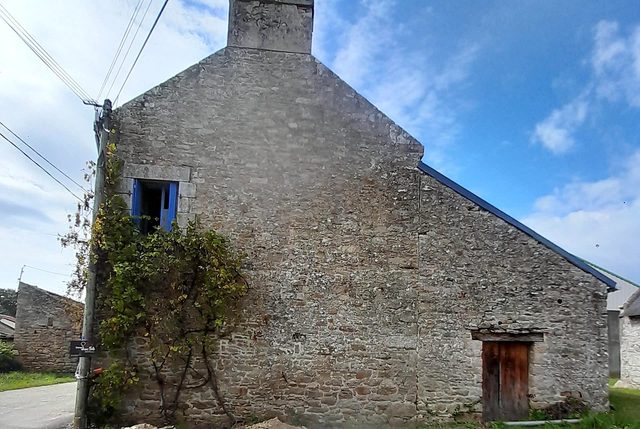 Avant travaux : le pignon en pierre.