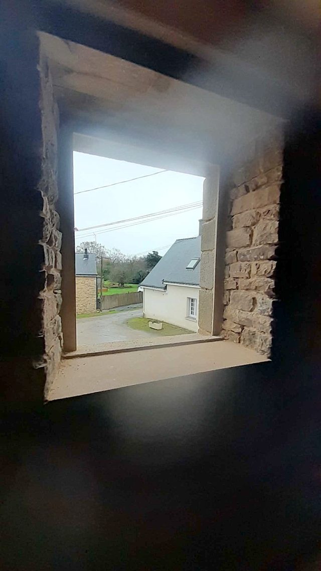 Nouvelle fenêtre : jambages, appui et linteau en pierre.