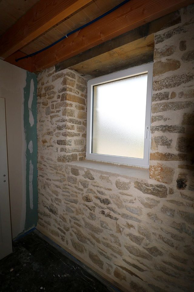 Côté intérieur : appui en pierre et palatre en chêne.