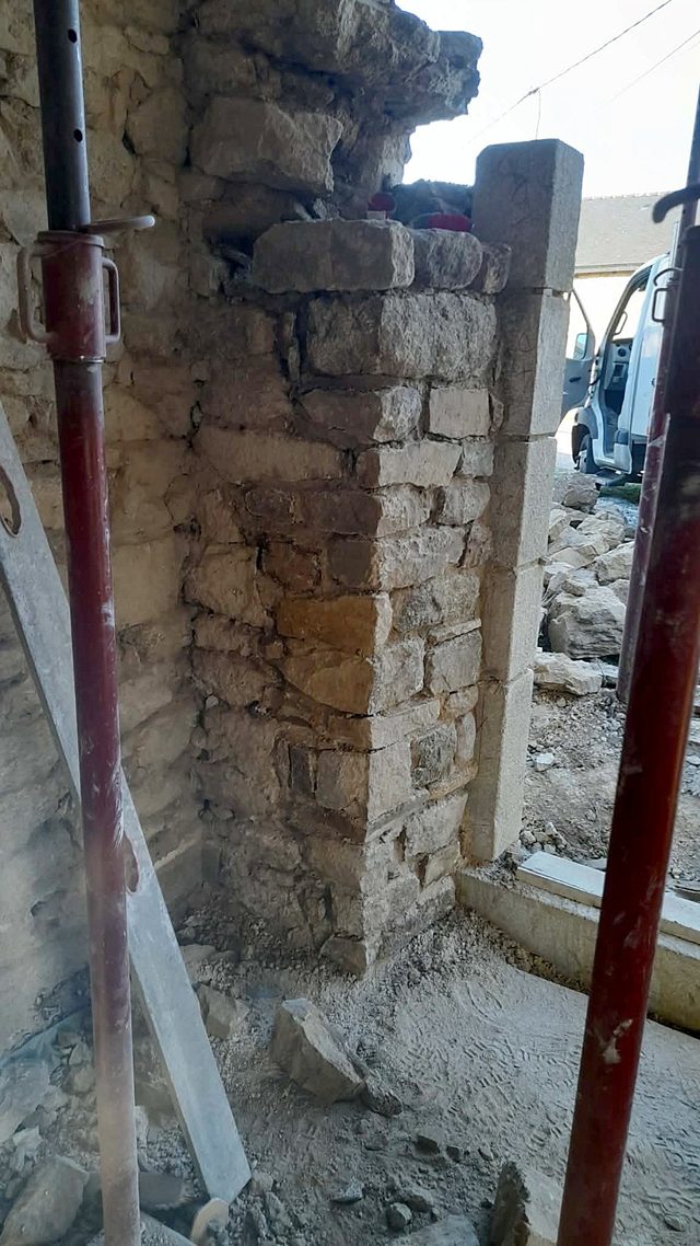 Montage d’un jambage en pierre et reprise de la maçonnerie.