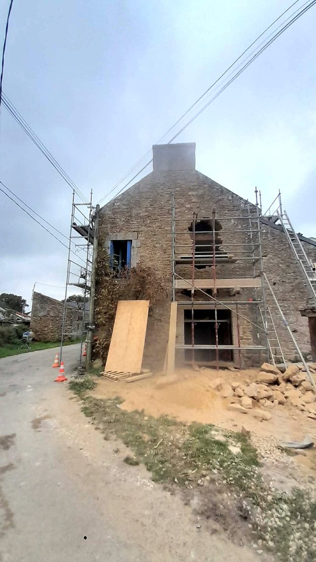 Percements en cours, façade étayée.